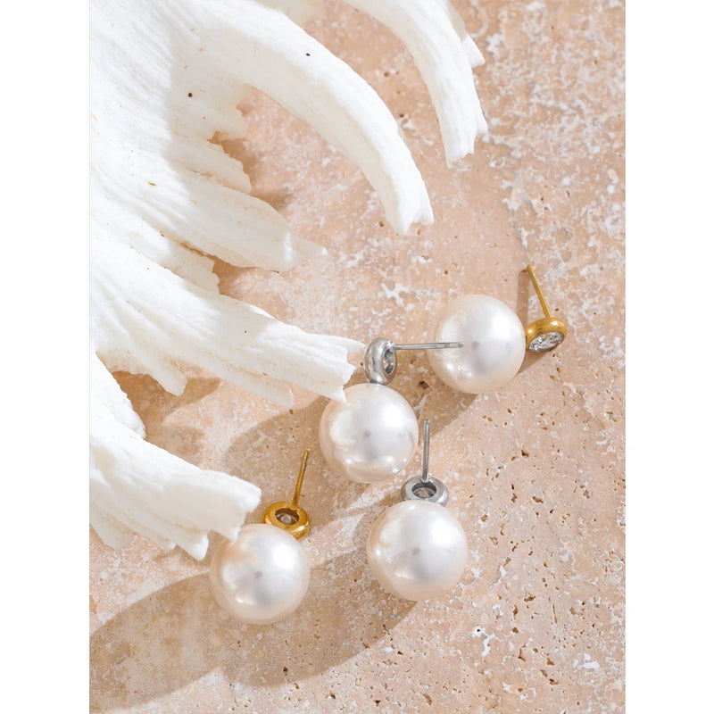 Pearl earring with zirconia stone