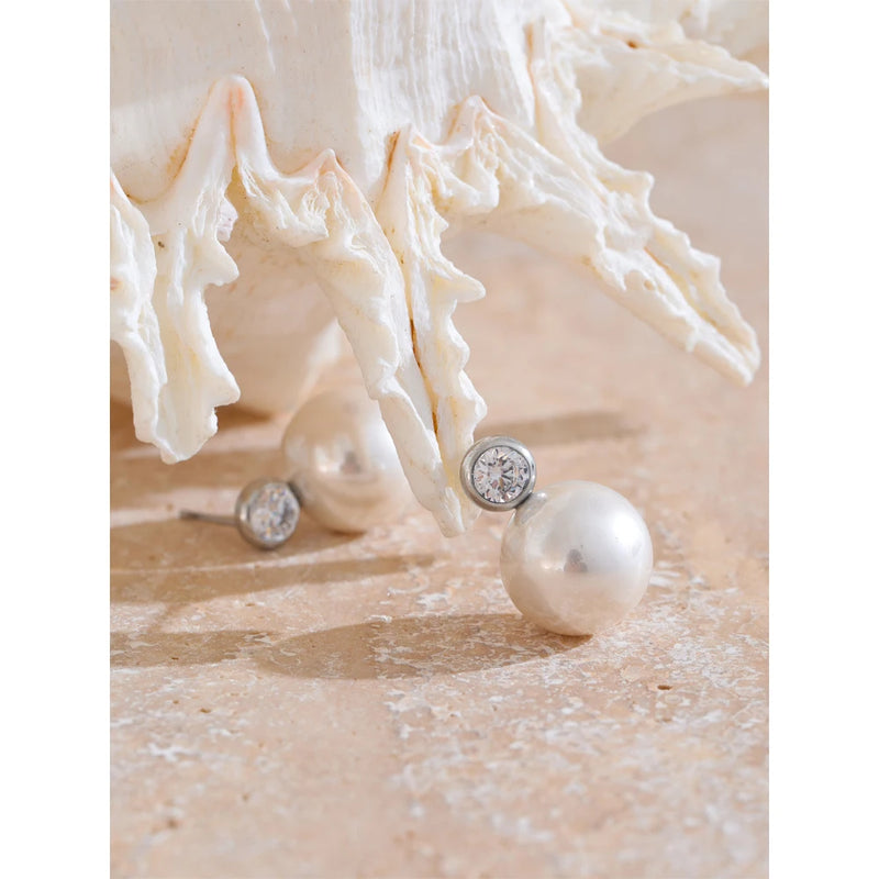 Pearl earring with zirconia stone