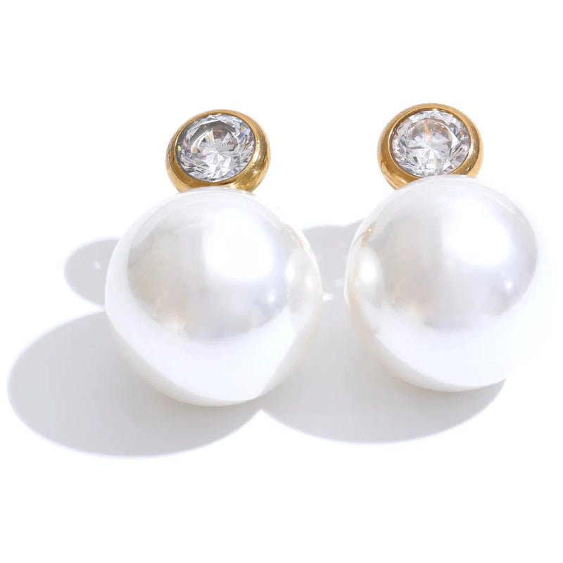 Pearl earring with zirconia stone