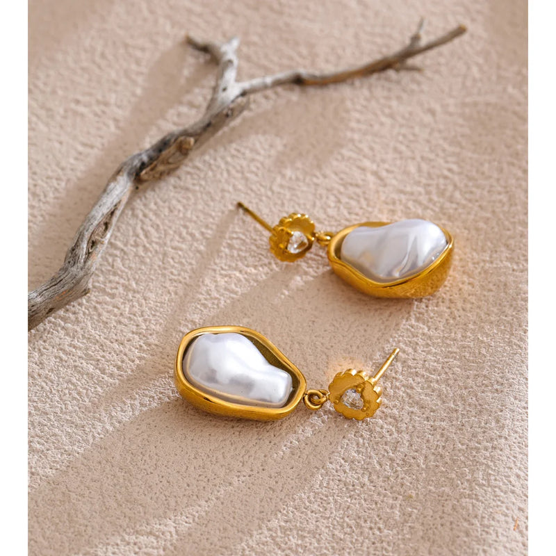 Brinco Orbe com Pérolas Naturais