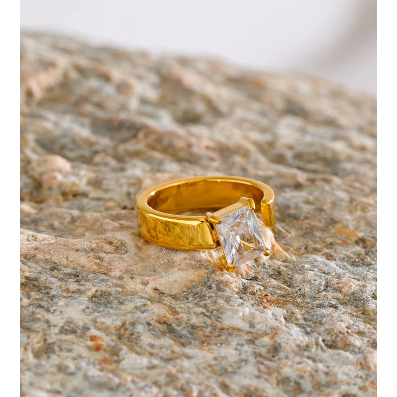 Anel Glossy Banhado a Ouro 18K e Pedras em Zircónia